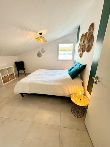 une chambre avec un grand lit et une table dans l'établissement Appartement 3 chambres, piscine, 50 m des plages, aux Lecques