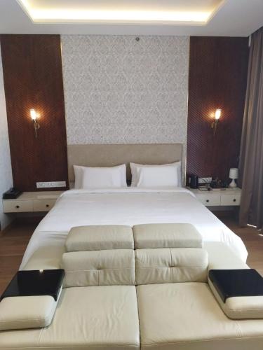 Katil atau katil-katil dalam bilik di Luxury Leela Residence Studio, near Bangalore airport, manyatta tech park attached to Leela Hotel