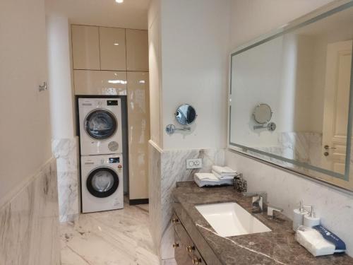 Bilik mandi di Luxury Leela Residence Studio, near Bangalore airport, manyatta tech park attached to Leela Hotel