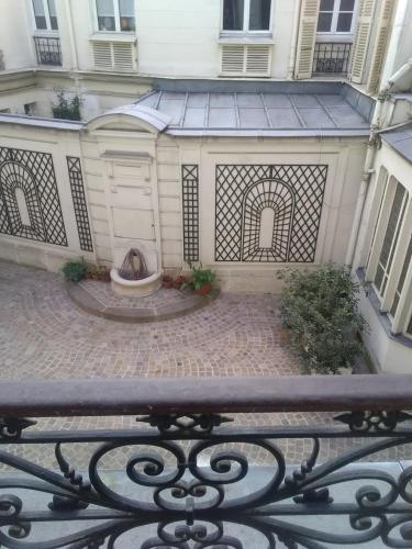 une porte en face d'un bâtiment avec une fontaine dans l'établissement Europa, à Paris