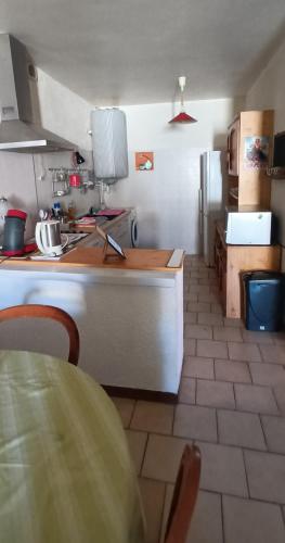une cuisine avec un comptoir et une table à l'intérieur dans l'établissement appartement grand confort coeur de ville, à Narbonne