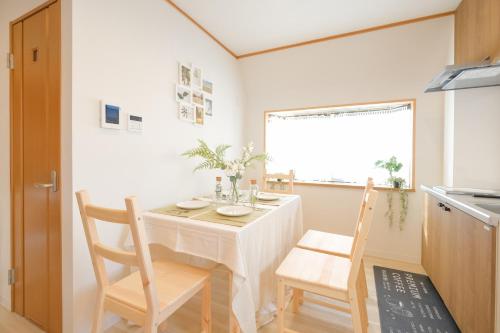 une petite salle à manger avec une table et des chaises dans l'établissement Six7 APT三ノ輪, à Tokyo