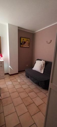 une chambre avec un lit et un sol carrelé dans l'établissement appartement grand confort coeur de ville, à Narbonne