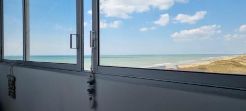 Cette chambre avec fenêtres offre une vue sur l'océan. dans l'établissement Vue magnifique sur l'océan et les dunes !, à Saint-Hilaire-de-Riez