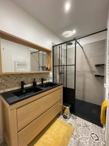 une salle de bain avec un lavabo et une douche dans l'établissement T3 hyper centre parking privé vue château, à Saumur