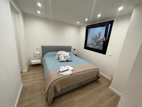 een slaapkamer met een bed en een televisie aan de muur bij Villa Eden Cap Martin in Roquebrune-Cap-Martin