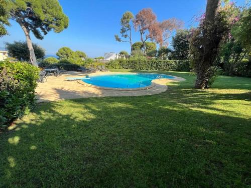 een zwembad midden in een tuin bij Villa Eden Cap Martin in Roquebrune-Cap-Martin