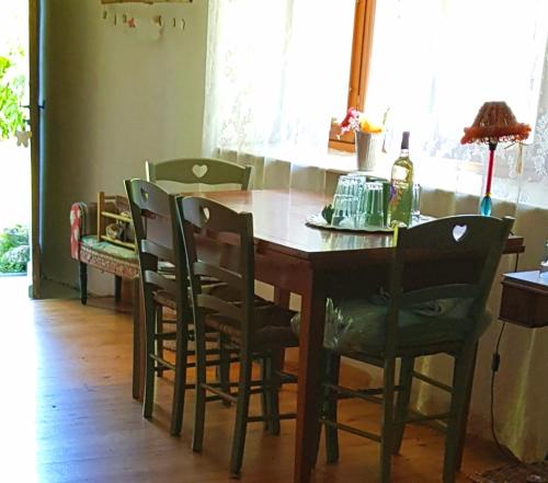 une table à manger avec quatre chaises et une table dans l'établissement Glamping Room The Rose Garden with own garden - external shower & toilet and kitchen, à Mazières