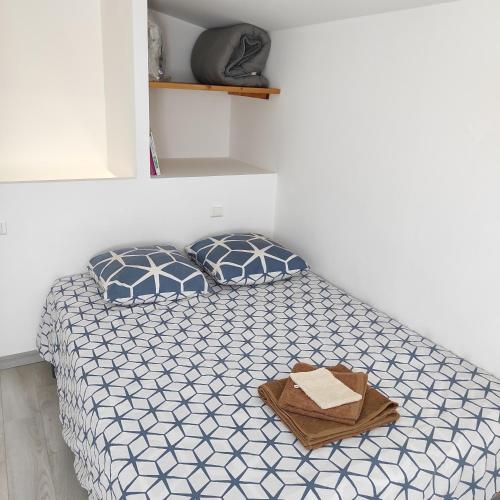 Postel nebo postele na pokoji v ubytování Duplex 24m2 classé 2 étoiles à 2km d'Aubenas