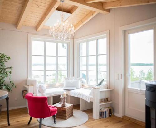a living room with a couch and a chandelier at MoMare- Strandhäuser am Hainer See - Neukieritzsch - KleineSeensucht - SeeSchlösschen - GlücksKind in Neukieritzsch