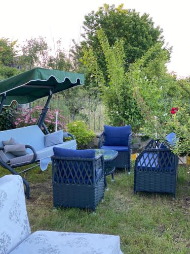 a group of chairs and a table and an umbrella at Denizin ve doğanın birleştiği yerde mükemmel bir tatil için mükemmel bir villa 9 yataklı- 4 yatak odalı-3 banyolu-3 klimalı in Akcaabat