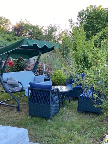 a group of chairs and a table in a garden at Denizin ve doğanın birleştiği yerde mükemmel bir tatil için mükemmel bir villa 9 yataklı- 4 yatak odalı-3 banyolu-3 klimalı in Akcaabat