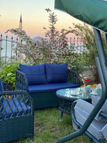 a blue couch and two chairs and a table at Denizin ve doğanın birleştiği yerde mükemmel bir tatil için mükemmel bir villa 9 yataklı- 4 yatak odalı-3 banyolu-3 klimalı in Akcaabat