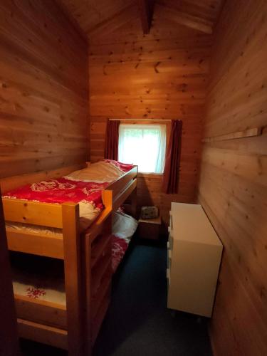 - une petite chambre avec 2 lits superposés dans une cabine dans l'établissement Sherlock Home, à Mauroux