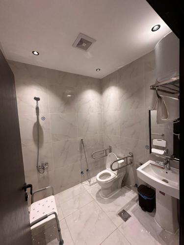 een badkamer met een douche, een toilet en een wastafel bij شقق درر رامه للشقق المخدومة 12 in Riyad