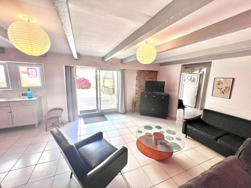 un salon avec un canapé et une table dans l'établissement Sublime maison La mouette au coeur du Port du Guilvinec, au Guilvinec