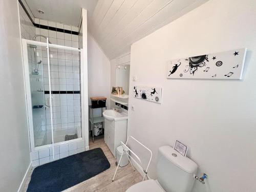 une salle de bain blanche avec douche et toilettes dans l'établissement Sublime maison La mouette au coeur du Port du Guilvinec, au Guilvinec