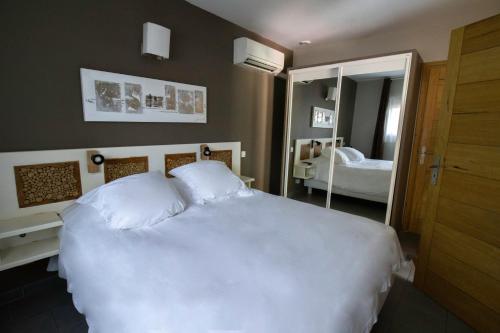 Ένα ή περισσότερα κρεβάτια σε δωμάτιο στο Athéna MOTEL