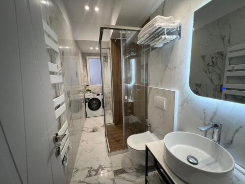 un bagno con lavandino, WC e doccia di Ideal Apartment Shkoder a Shkodër