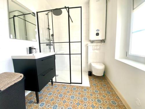 a bathroom with a shower and a sink and a toilet at Le Bel Air -jardin - proche Mer & parking gratuit in Mers-les-Bains