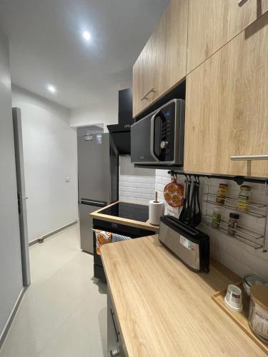 - une cuisine avec un comptoir et un four micro-ondes dans l'établissement Bright apartment at Mimi’s, à Nice