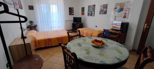 a room with a table with a bowl of fruit on it at Appartamento Rialdoli in Scandicci