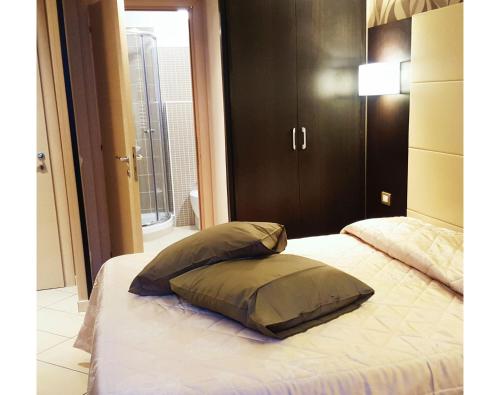 sypialnia z łóżkiem z 2 poduszkami w obiekcie B&B Emozioni Romane w Rzymie