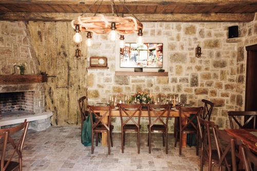 Gambar di galeri bagi OLIVE QUEEN Rustic Estate di Bar