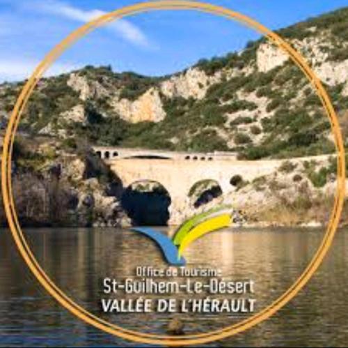 une photo d'un pont sur une masse d'eau dans l'établissement maison, proximité commerces, Vias plage, P gratuit, à Vias