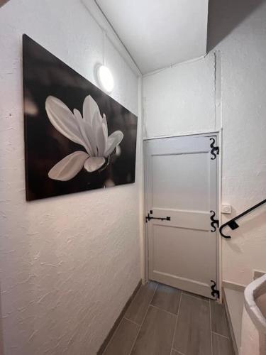 La salle de bains est pourvue d'une peinture murale représentant une fleur. dans l'établissement maison, proximité commerces, Vias plage, P gratuit, à Vias