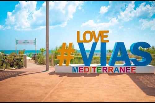Un panneau qui dit love vaza devant la plage dans l'établissement maison, proximité commerces, Vias plage, P gratuit, à Vias
