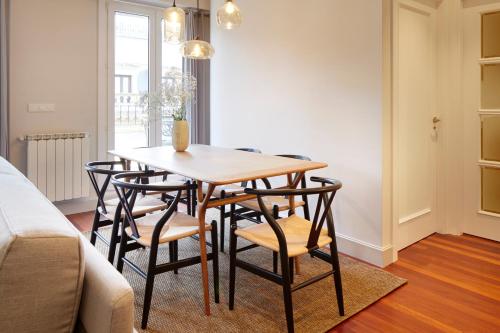 - une table à manger et des chaises dans une pièce dans l'établissement Garibay Terrace by FeelFree Rentals, à Saint-Sébastien