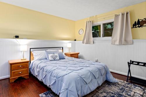 Katil atau katil-katil dalam bilik di Cozy Condo in Wintergreen Resort That Sleeps 4!