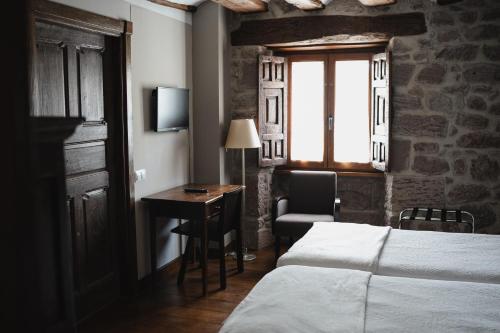 Postel nebo postele na pokoji v ubytování Hotel Rural LATORRIÉN DE ANE