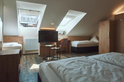 a hotel room with a bed and a tv at Hotel Restaurant Doppeladler in Rees