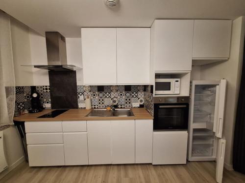 Kuchyň nebo kuchyňský kout v ubytování Appartement meublé de tourisme