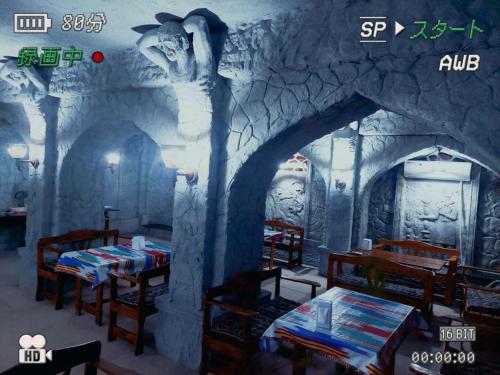 een kamer met twee bedden en een schilderij aan de muur bij SHOXTUT Boutique in Bukhara