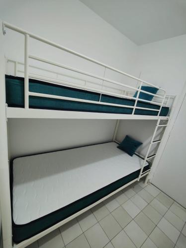 - un lit superposé vide dans une petite chambre dans l'établissement Studio Fréjus Plage l Clim l WiFi l Parking privé, à Fréjus