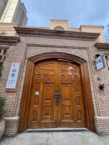 a large wooden door on a brick building at Kashgar QIu Ge Homestay in Kashgar