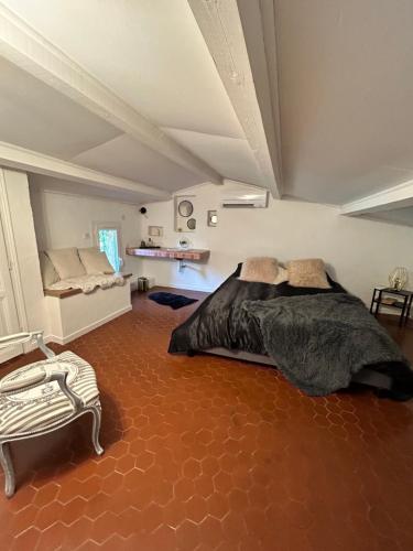 une chambre avec un grand lit dans une pièce dans l'établissement Villa de charme en campagne avec piscine privée et nature luxuriante, au Beausset