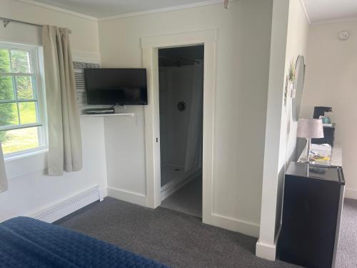 Μια τηλεόραση ή/και κέντρο ψυχαγωγίας στο Profile Deluxe Motel