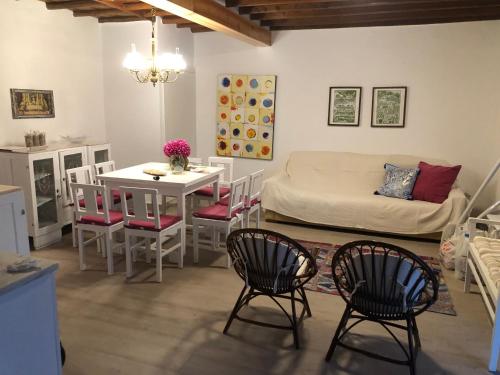a room with a bed and a table and chairs at Casa do Carpinteiro in Monte Claro