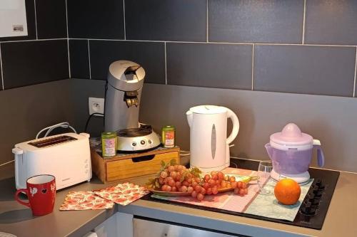 - un comptoir de cuisine avec un bouquet de fruits sur une assiette dans l'établissement T3 - calme-balcon -centre-ville, à Perpignan