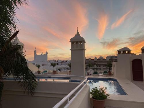 Unique apartment with rooftop pool & amazing views