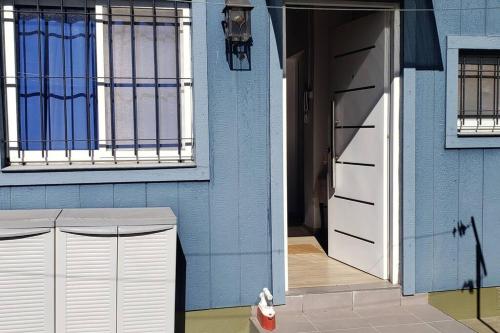 ロサリオにあるCómodo monoambiente en macrocentro de Rosarioの青い建物
