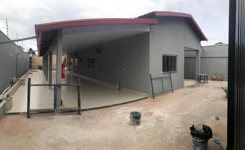 a building that is being constructed with a garage at Céu azul in Araguaína