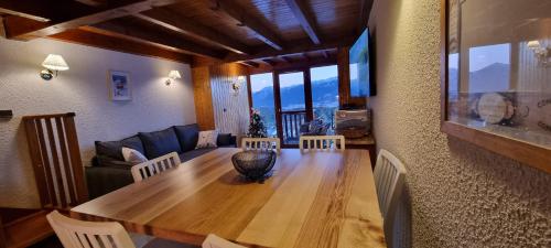 un salon avec une table et un canapé dans l'établissement L'esprit chalet près des pistes, à Bolquère-Pyrénées 2000