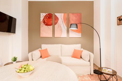 un soggiorno con un divano bianco e un tavolo di Design Retreat a Saluzzo - Comfort e Stile Unico a Saluzzo