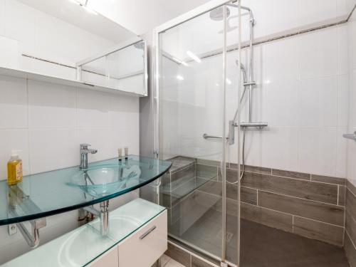 une salle de bain avec une douche en verre et un lavabo dans l'établissement Appartement 3 Pièces PROCHE DU LAC avec TERRASSE, à Annecy