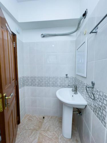 Gambar di galeri bagi LN NYALI SEA VIEW ENSUITE ROOMs AND APARTMENT WITH SWIMMING POOL di Frere Town